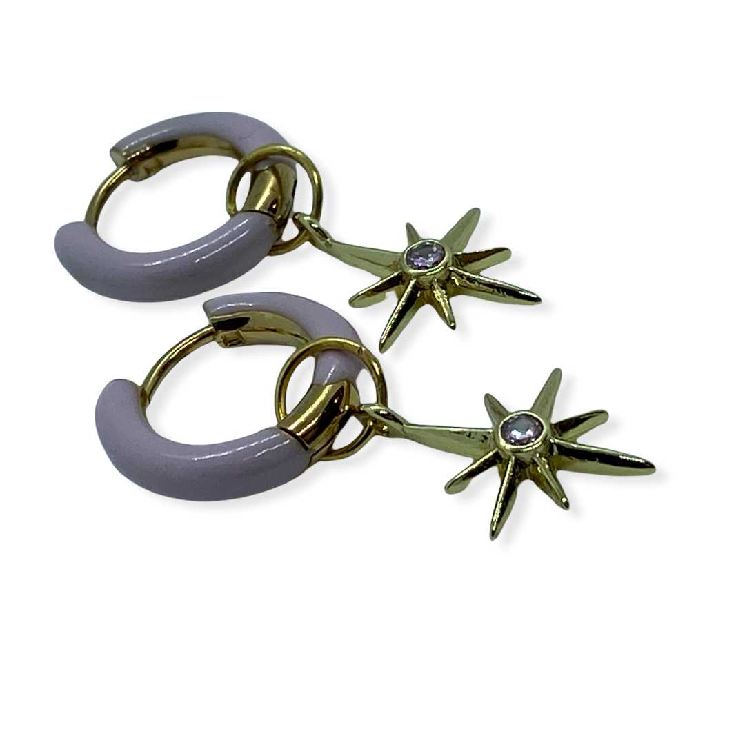 Goudkleurige sterren met een paars steentje aan een lila creool - Beads and More