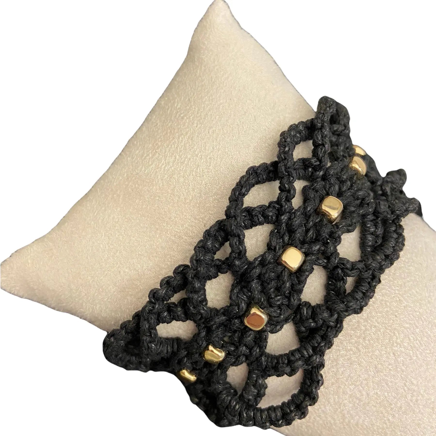 Macrame Armband | Cuff | zwart | goudkleurige details